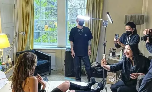 谷媽媽一直陪在囡囡身邊。