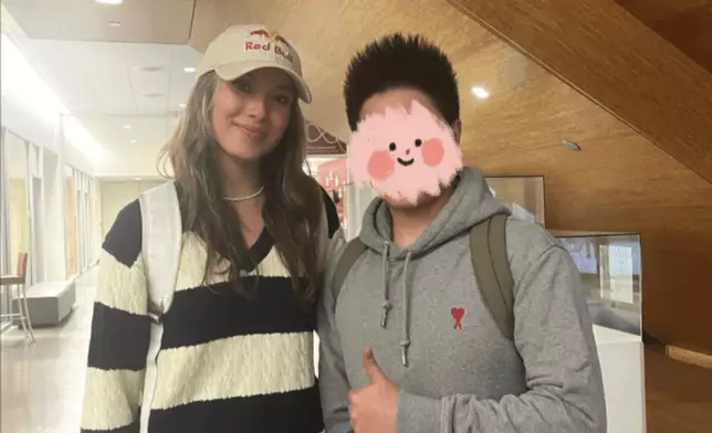 谷爱凌近日在學校內被捕獲，大方與粉絲合照。