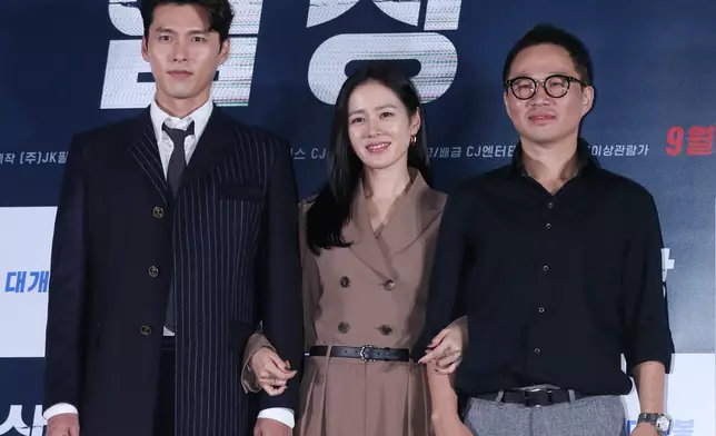 李鍾錫導演（右）2018年執導孫藝珍和玄彬合作的電影《智命談判》（網上圖片）