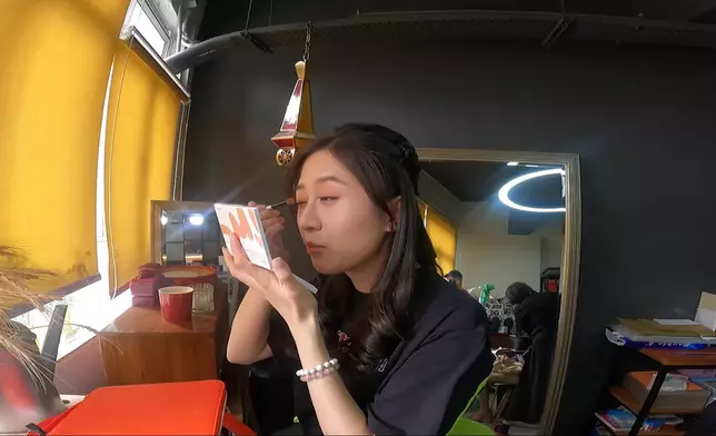 Carmen每次都以不同理由補妝。