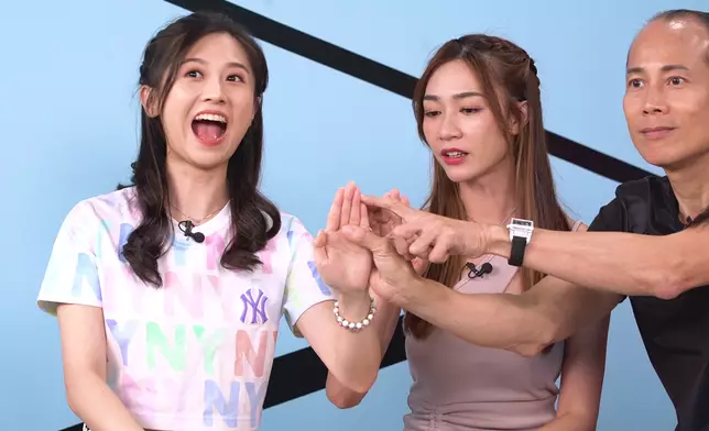 蘇師傅指住Carmen的無名指，顯示她貪靚。