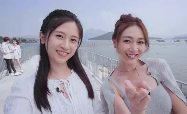 Carmen同Carmaney合作主持《開壇》。