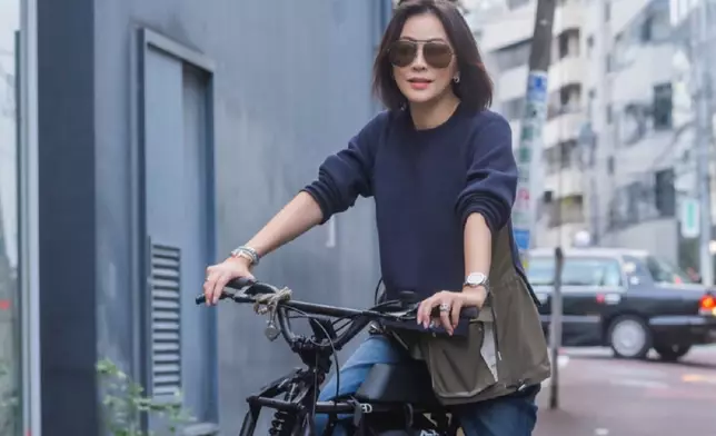 嘉玲在社交平台貼了她和偉仔在東京街頭踩電動單車照片。