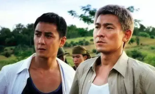 吳彥祖飾演的臥底，任務要跟蹤的大佬不是傳統黑幫電影的大毒梟，反而是這個像「鄰家的大佬」的劉德華。