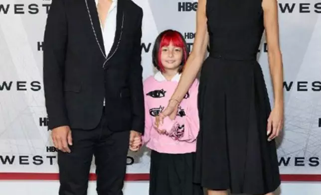 他帶著老婆Lisa S.和9歲女兒吳斐然現身首映會。