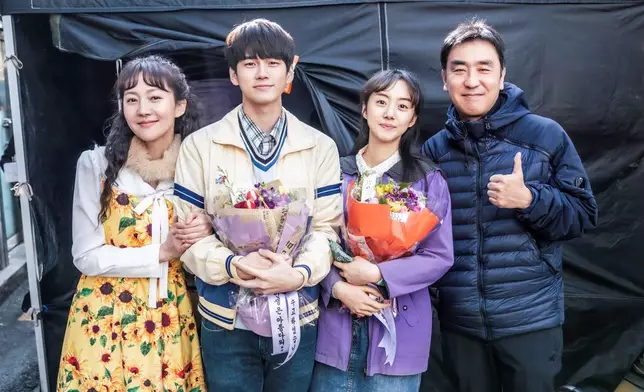 《給自己的情歌》講述了初戀、友情、親情等每個人都會經歷的人生故事。