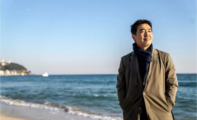 柳承龍飾演表面不解溫柔，實際處處愛護患病老婆的老公陳奉。