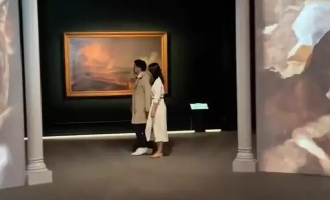 霍啟剛分享與老婆郭晶晶手牽手逛藝術館的影片。
