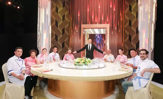 第一集：9大「星廚」晒冷 。馬浚偉主理的《黃金盛宴》請來9大「星廚」（左起）譚以健、三姐、Amanda S.、黎諾懿、肥媽、鼎爺（右四起）、陳煒、保哥和Jacques Kagi。