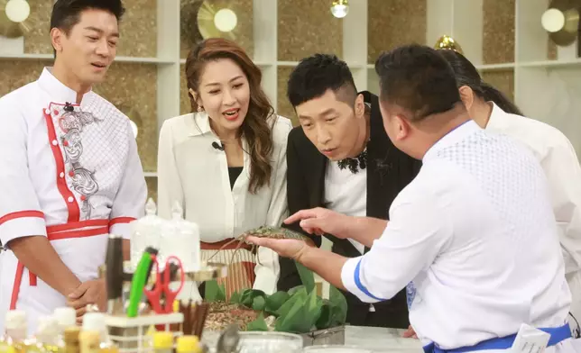 是集主題是「熱葷」，諾懿和保哥以龍蝦、海蝦、鰻魚等食材炮製4款佳餚。