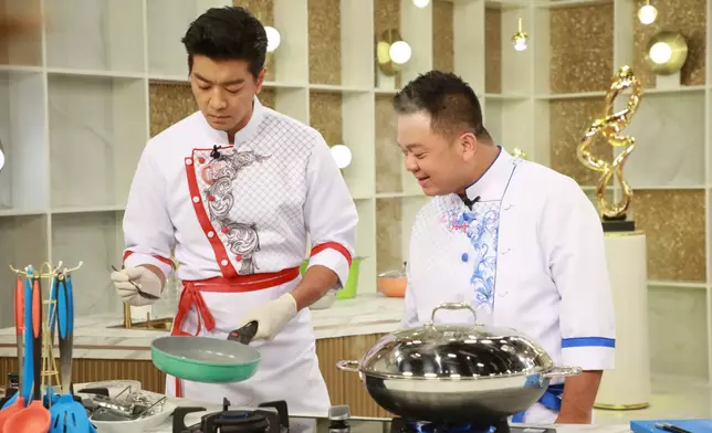 諾懿（左）在大師級保哥面前下廚也毫不怯場。