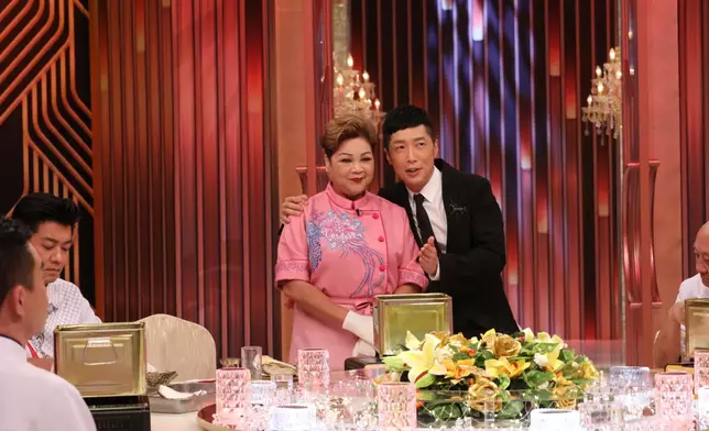 肥媽準備了「私己鐵罐」炮製拿手的「阿媽餅罐焗生蠔」，有創意。