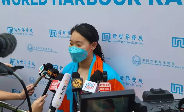 21歲的泳員黃靖琳為女子競賽組的首名到達終點者。