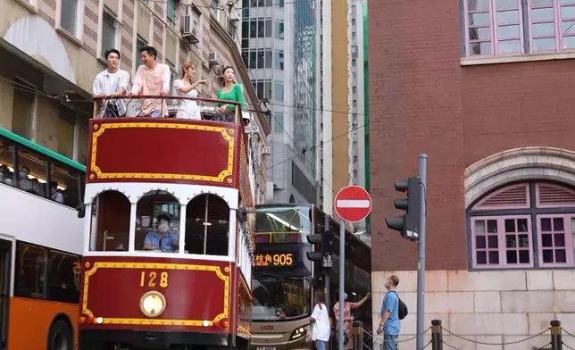 Grace與丁子朗、Anna及徐肇平邊乘電車兜風邊聊天，氣氛愉快。