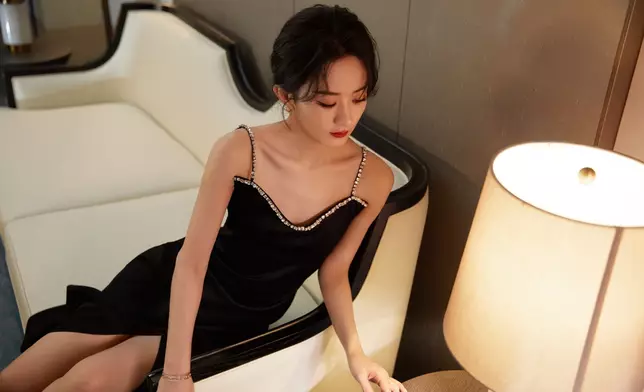 內地女星趙麗穎於社交平台晒出多張秋日寫真！