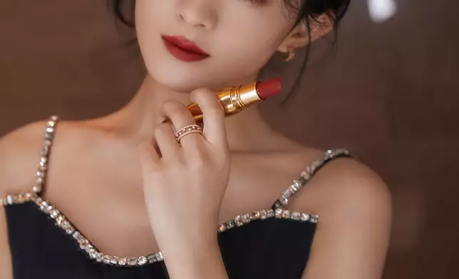 烈燄紅唇讓人心動。