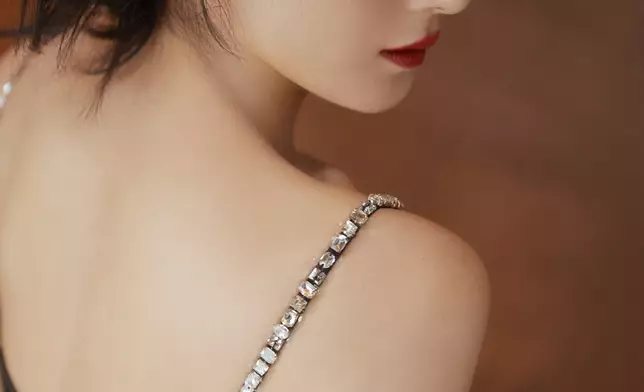 大晒白滑玉背。