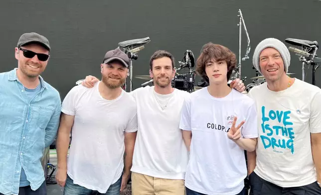 JIN入伍前推出的單曲與COLDPLAY合作（網上圖片）