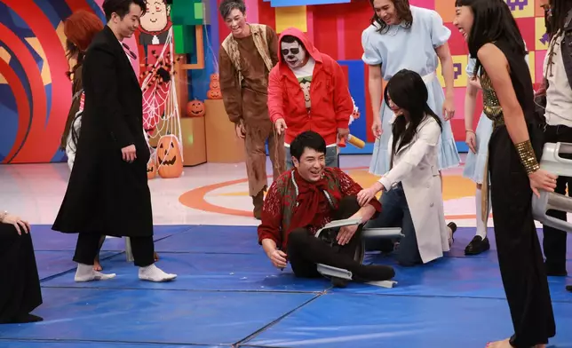 梁思浩玩「嘩鬼無敵爭櫈仔」飛身坐爛櫈，大家喺現場仲執到膠櫈碎片，好誇張。