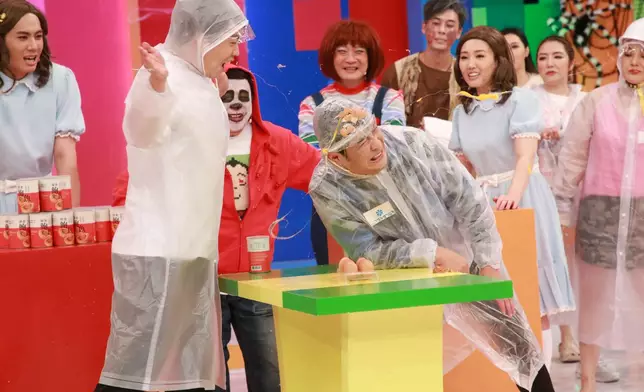 梁思浩除頭盔玩「嘩鬼無敵拍蛋蛋」，被鄭衍峰以「蛋蛋」擊至「倒地」。