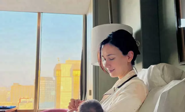 盧靖姍分享產後哺乳照，並且發文告別自己的月子生活。