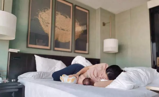 盧靖姍和B女親密依偎，畫面好有愛！