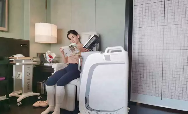 月子中心還配有許多輔助媽媽產後恢復的醫療器械，只見盧靖姍一邊做康復，一邊看育兒書。