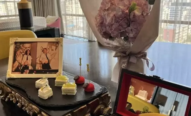 月子中心還擺放了盧靖姍和韓庚官宣懷孕時候的照片。