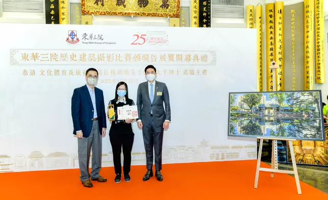 文化體育及旅遊局局長楊潤雄先生GBS太平紳士(左)及東華三院主席馬清揚先生(右)向公開組冠軍蔡惠霞(中)頒發獎座。