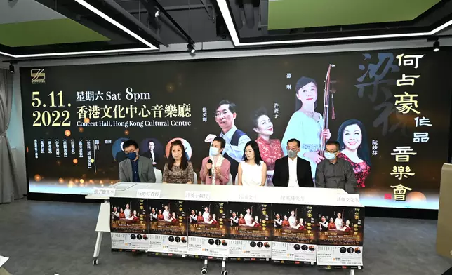 （左起）：二胡演奏家張子聰、女高音歌唱家阮妙芬、古箏演奏家許菱子、二胡演奏家邵琳、康樂及文化事務署音樂事務處總音樂主任徐英輝、籌委會主席莊俊文。