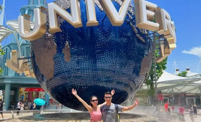 冋男友到樂園狂歡。