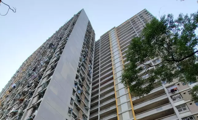 港媽二派獲觀塘順天邨，但直言「喊出嚟」。資料圖片