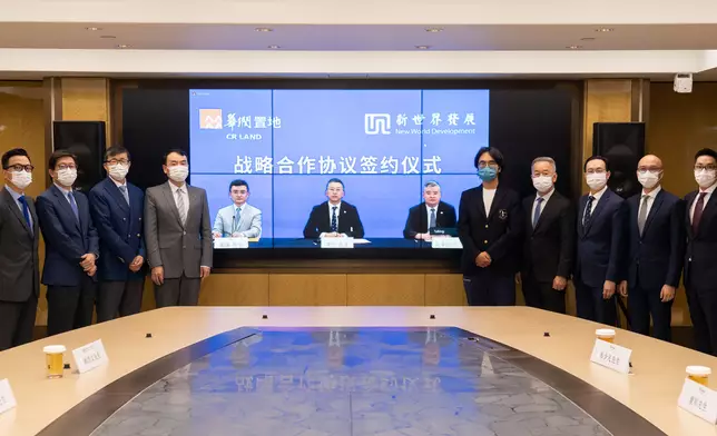 新世界發展行政總裁鄭志剛(右五)與華潤置地主席李欣(左六)簽署戰略合作協議，(左起：華潤置地(海外)副董事總經理韋少凡、華潤置地(海外)副董事總經理董軍、華潤置地(海外)董事總經理郭曉東、華潤置地(海外)董事長常穎、華潤置地首席戰略官謝驥、華潤置地總裁吳秉琪先生(左七)；右起：新世界發展資產及房地產組合管理總經理林浩文、新創建首席營運總監何智恆、新世界發展執行董事、新創建執行董事兼行政總裁馬紹祥、新世界發展執行董事薛南海