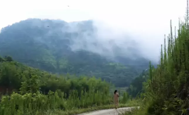 走在山間小路的璐璟（影片截圖）