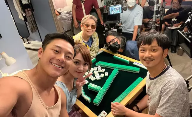 大家拍咗成十幾個鐘架。