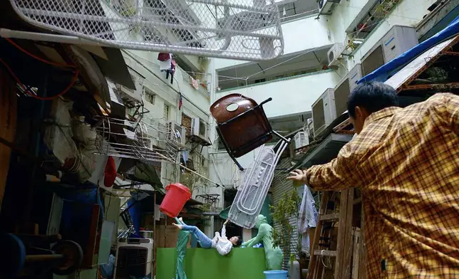 這幕天井墮樓CG場面花了不少時間及心血製作，實拍當日還出動兩組威也營造停頓效果。