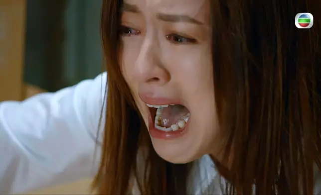 到傷感落淚之後情緒崩潰，場面令人動容。