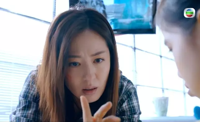 擁有「治癒奇能」的Q姨在不知情下醫好若詩女兒傷口。