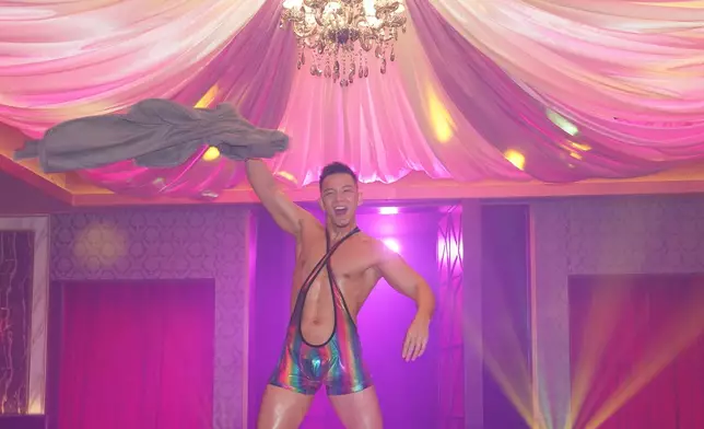 善放棄打底T-back，冒住「露雀」危機真空著七彩緊身褲仔大跳艷舞。