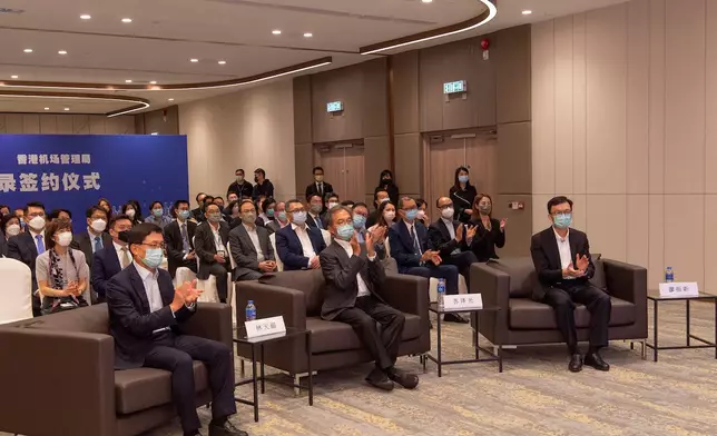 機管局主席蘇澤光、運輸及物流局副局長廖振新、機管局行政總裁林天福與機場業務夥伴通過視像連綫在香港見證簽約儀式。