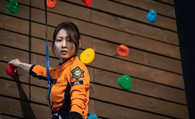 孔升妍飾演用心協助傷者且態度親切的救護員宋雪（由Disney＋提供圖片）