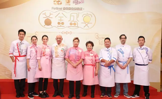 星廚（左起）黎諾懿、Amanda S.、陳煒、李家鼎、肥媽、三姐、黃亞保、Jacques Kagi、《煮戰》總冠軍行政總廚級人馬譚以健。