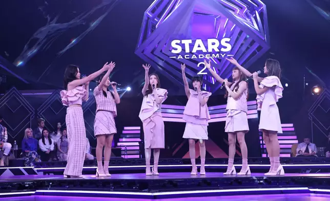 Final對決係XiX獻唱《那些年》。