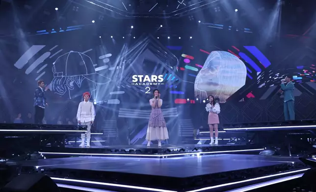 海外隊獻唱《童話》。