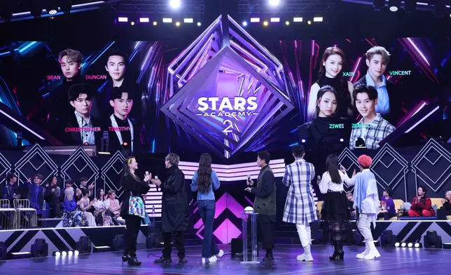 另一場對戰係由Sean、Duncan、金仔、Tim Rap唱Sean自創歌曲 VS Vincent、Xair、Ziwei、Zentson合唱《小情歌》。