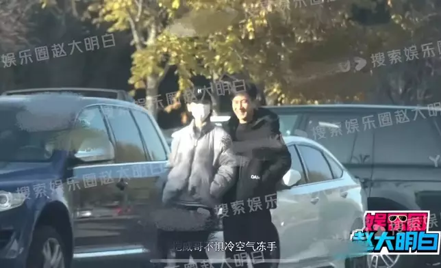 劉愷威被拍到與李曉峰在街頭拖手行街。