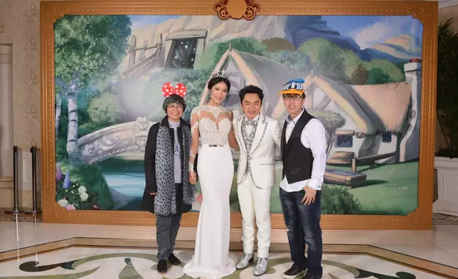 已離世的佩華姐，是祖藍十分敬愛的TVB前輩之一，當日佩華姐亦有獲邀出席祖藍與亞男婚禮，圖右為佩華姐兒子。