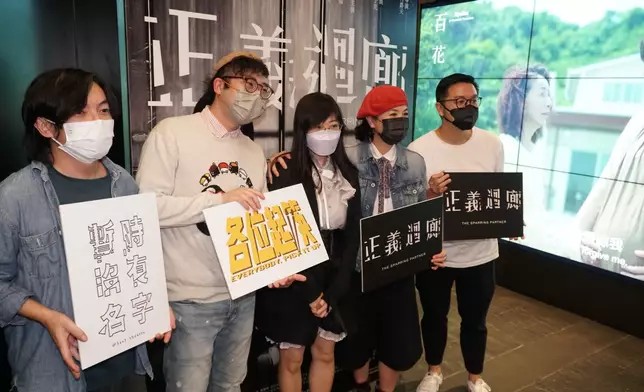 專場觀眾排隊與《正》片一眾主創影合照。