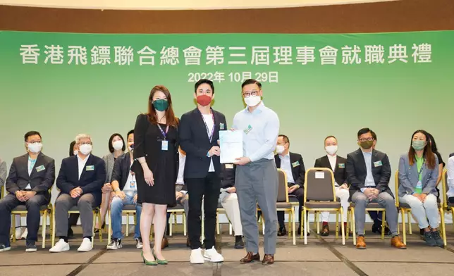 香港飛鏢聯合總會主席莊家彬接過委任狀