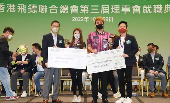 九龍東區扶輪社HKDFA總會盃 硬鏢男子公開賽 及 莊士集團HKDFA總會盃 硬鏢女子公開賽 男子冠軍Hugo Leung及女子冠軍 Tamrin Ng與 香港特別行政區政府文化體育及旅遊局楊潤雄局長及香港飛鏢聯合總會主席莊家彬先生合照